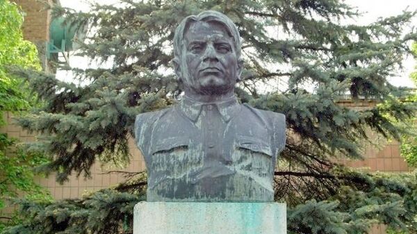 Памятник Эммануилу Квирингу в Артёмовске 