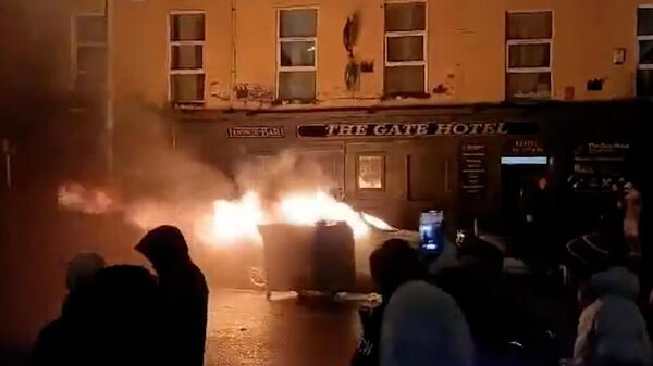 Протестующие в Дублине подожгли отель с мигрантами – СМИ