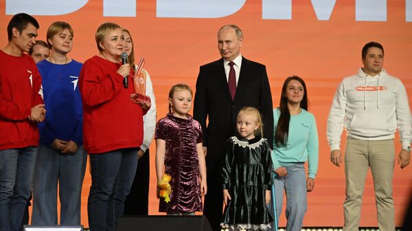 Президент РФ В. Путин наградил победителей международной премии #Мывместе