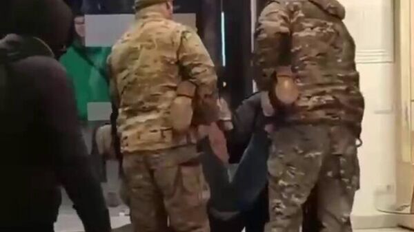 украинские военные несут нарушителя гражданского порядка