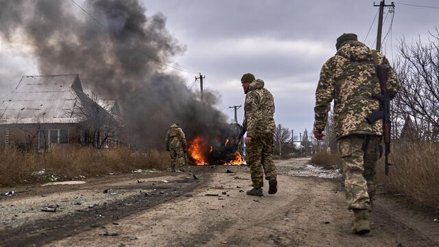 Уезжать, отказавшись от гражданства. Украинские эксперты рассматривают сценарии завершения войны