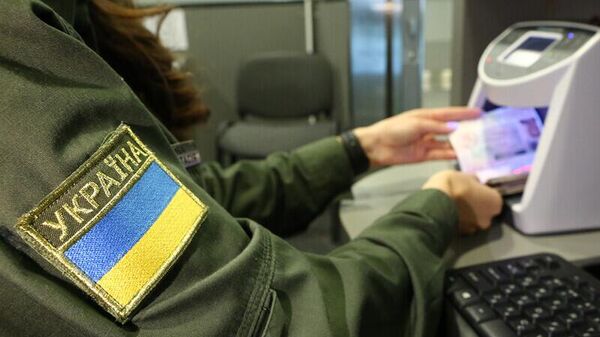 Паспортный бунт: украинцы взяли в осаду консульства после скандального решения МИД