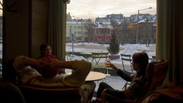 Посетители за столиком в одном из кафе Таллина.