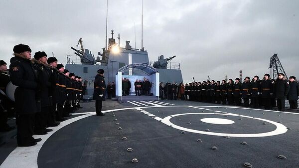 Путин принял участие в церемонии подъёма флага на новых боевых кораблях ВМФ