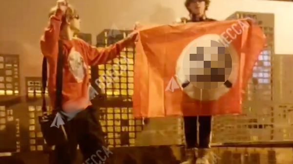 Подростки в Одессе с флагом запрещенной в России НБП