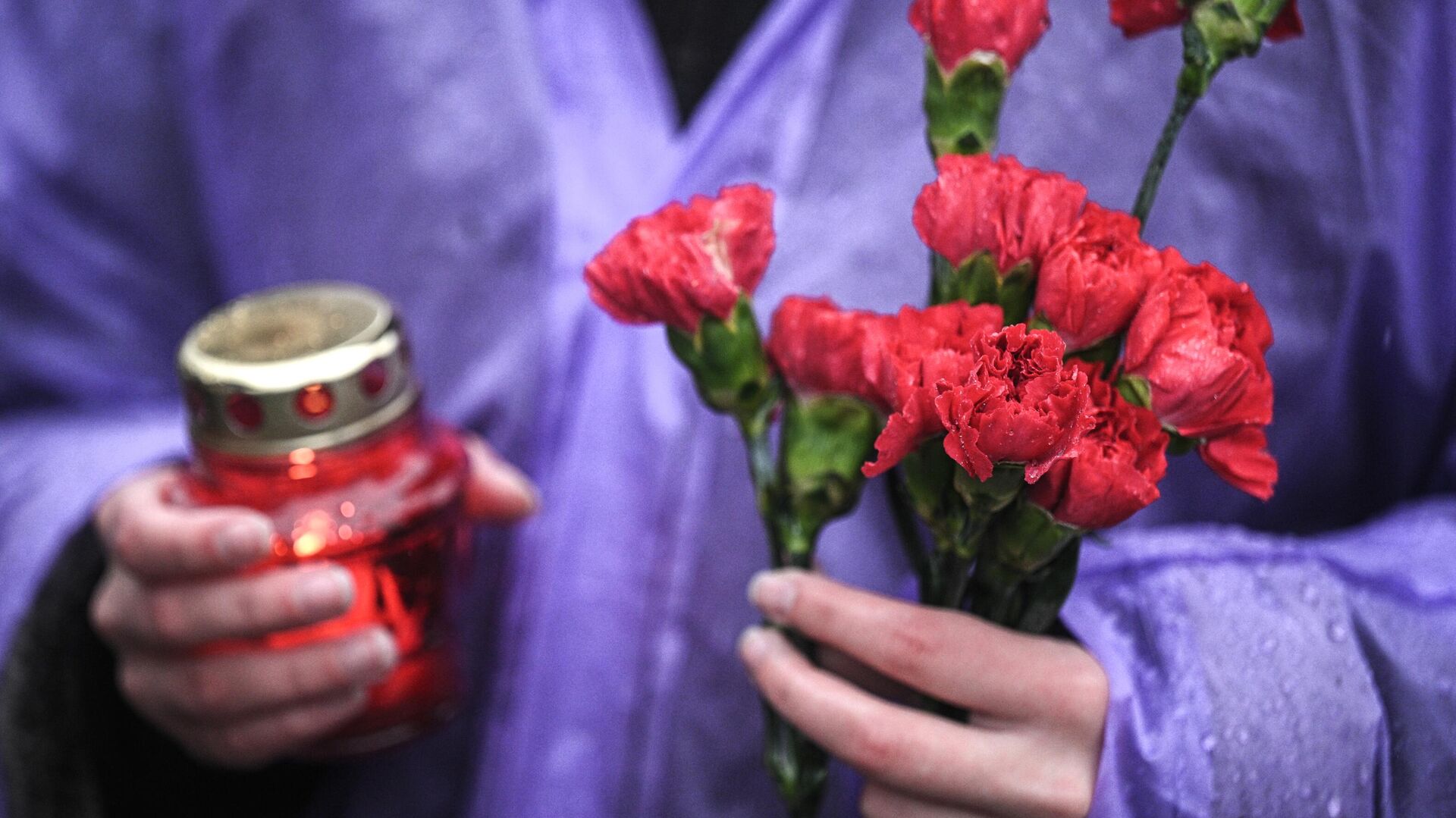 Жители Белгорода приносят свечи и цветы на стихийные мемориалы в центре города - РИА Новости, 1920, 07.01.2024