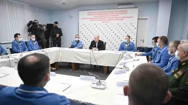 Президент РФ В. Путин посетил госпиталь им. А. А. Вишневского Министерства обороны РФ