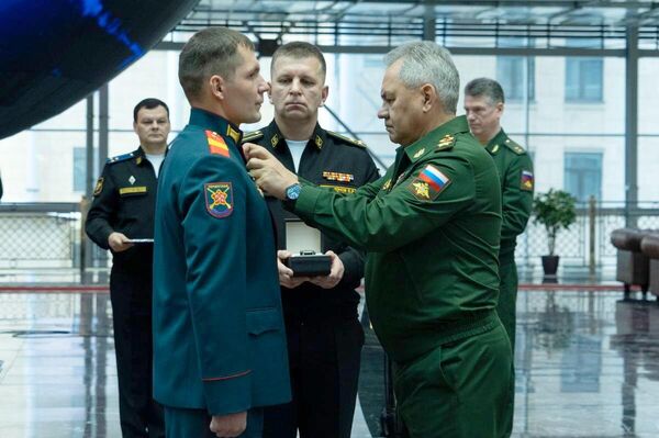 Министр обороны РФ Сергей Шойгу вручает Золотую звезду Героя России сержанту Юрию Щербакову