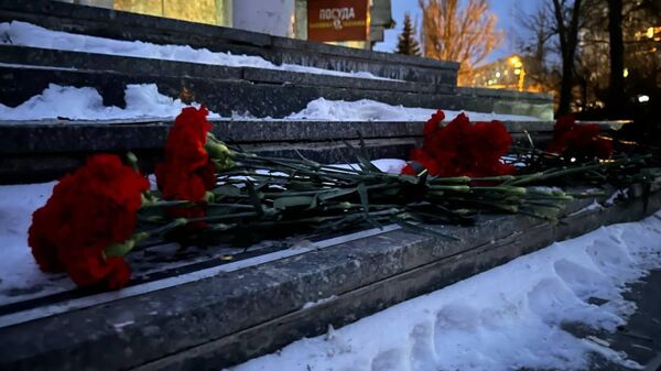 цветы на месте удара ВСУ по микрорайону Текстильщик в Донецке