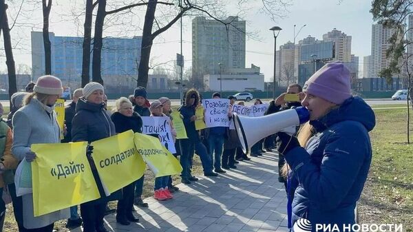 Жители Киева вышли на акцию протеста у военкомата