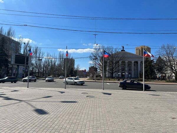 Траурные ленты на флагах. Донецк, площадь Ленина