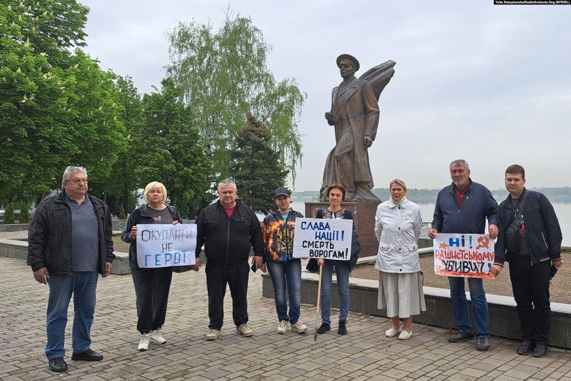 Очередное преступление киевского режима. В Ровно снесли монумент Вечной  Славы - 27.04.2024 Украина.ру