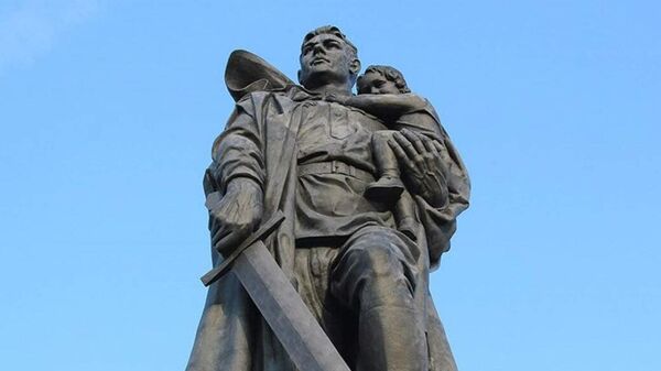 Монумент Воину-Освободителю в Трептов-парке, Берлин