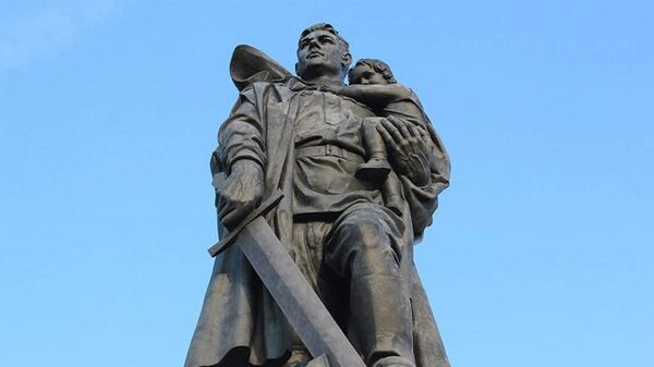 Монумент Воину-Освободителю в Трептов-парке, Берлин