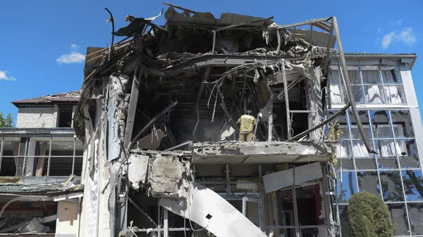 Последствия обстрела ресторана в Донецке
