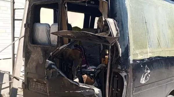 повреждённый украинским дроном в Херсонской области микроавтобус