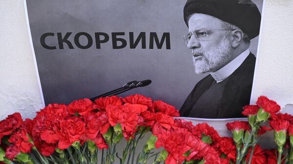 Цветы в память о президенте Ирана Эбрахиме Раиси