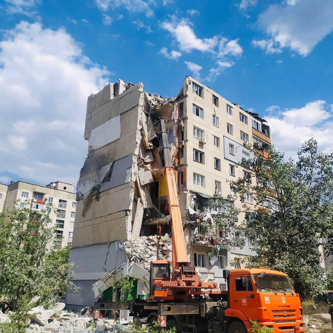 Снаряд ВСУ уничтожил этажи жилого дома в Лисичанске, два человека погибли -  22.05.2024 Украина.ру