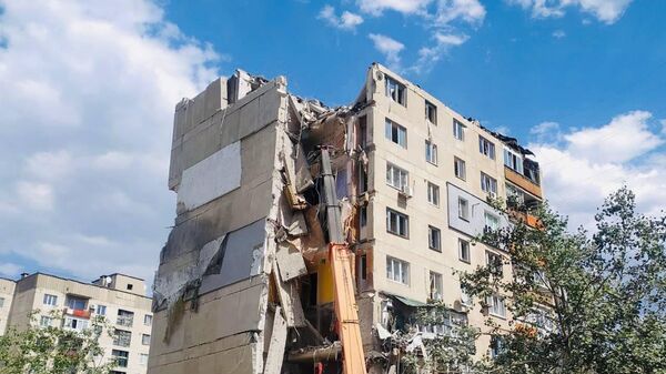 
Снаряд ВСУ уничтожил этажи жилого дома в Лисичанске
