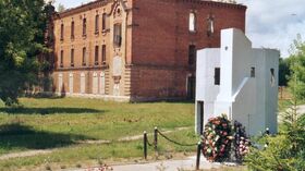 Мемориальный обелиск на месте концлагеря в Березе-Картузской