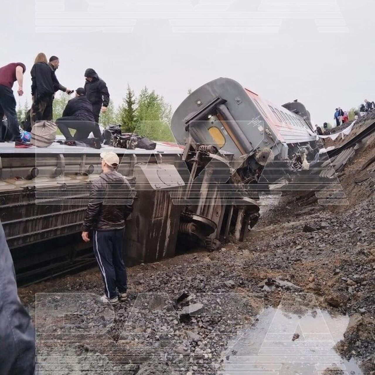 В Коми 9 вагонов поезда сошли с рельсов, есть пострадавшие - 26.06.2024  Украина.ру