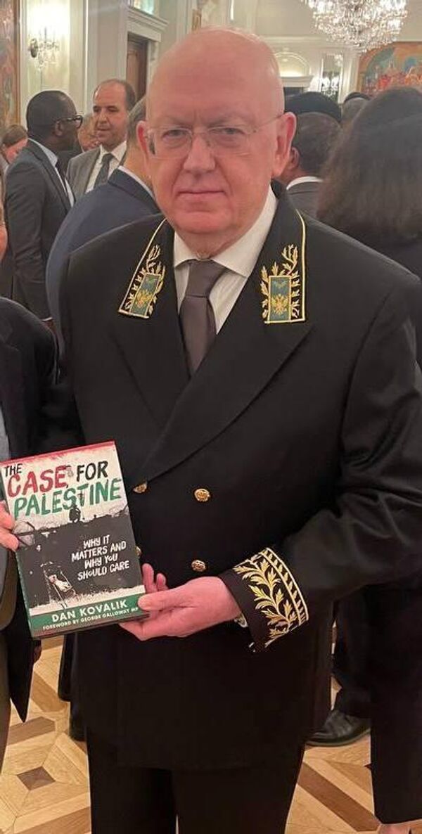 Постпред РФ в Совбезе ООН Василий Небензя с книгой Дэна Ковалика Американские правозащитники: Россия хочет мира, но США провоцируют ядерную войну