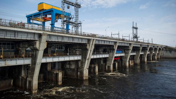 Плотина Киевской ГЭС на Киевском море в Украине.
