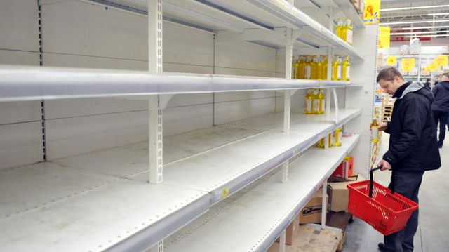 © РИА Новости . Павел Паламарчук / Ажиотаж в продуктовых магазинах Львова Экономика Украины и война: с овощами и молоком придётся попрощаться, в бюджете — дыра