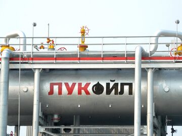 Пункт подготовки нефти компании Лукойл в районе города Покачи.