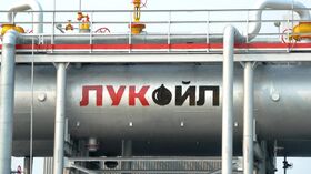Пункт подготовки нефти компании Лукойл в районе города Покачи.