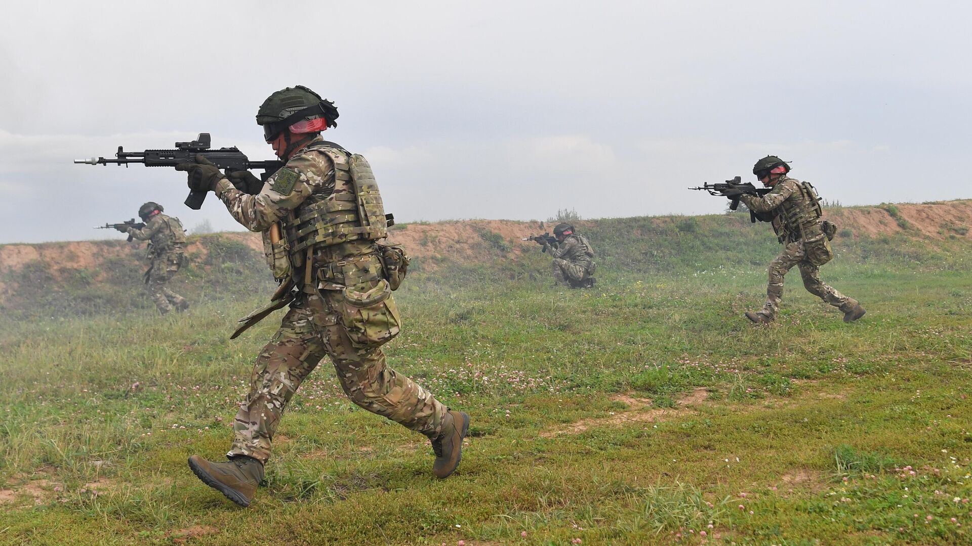 Внедрение передового опыта СВО в программу обучения военных училищ - РИА Новости, 1920, 09.08.2024