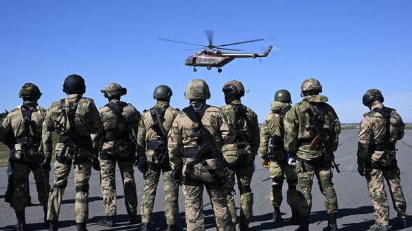 Занятия спецназа Росгвардии по беспарашютному десантированию с вертолета