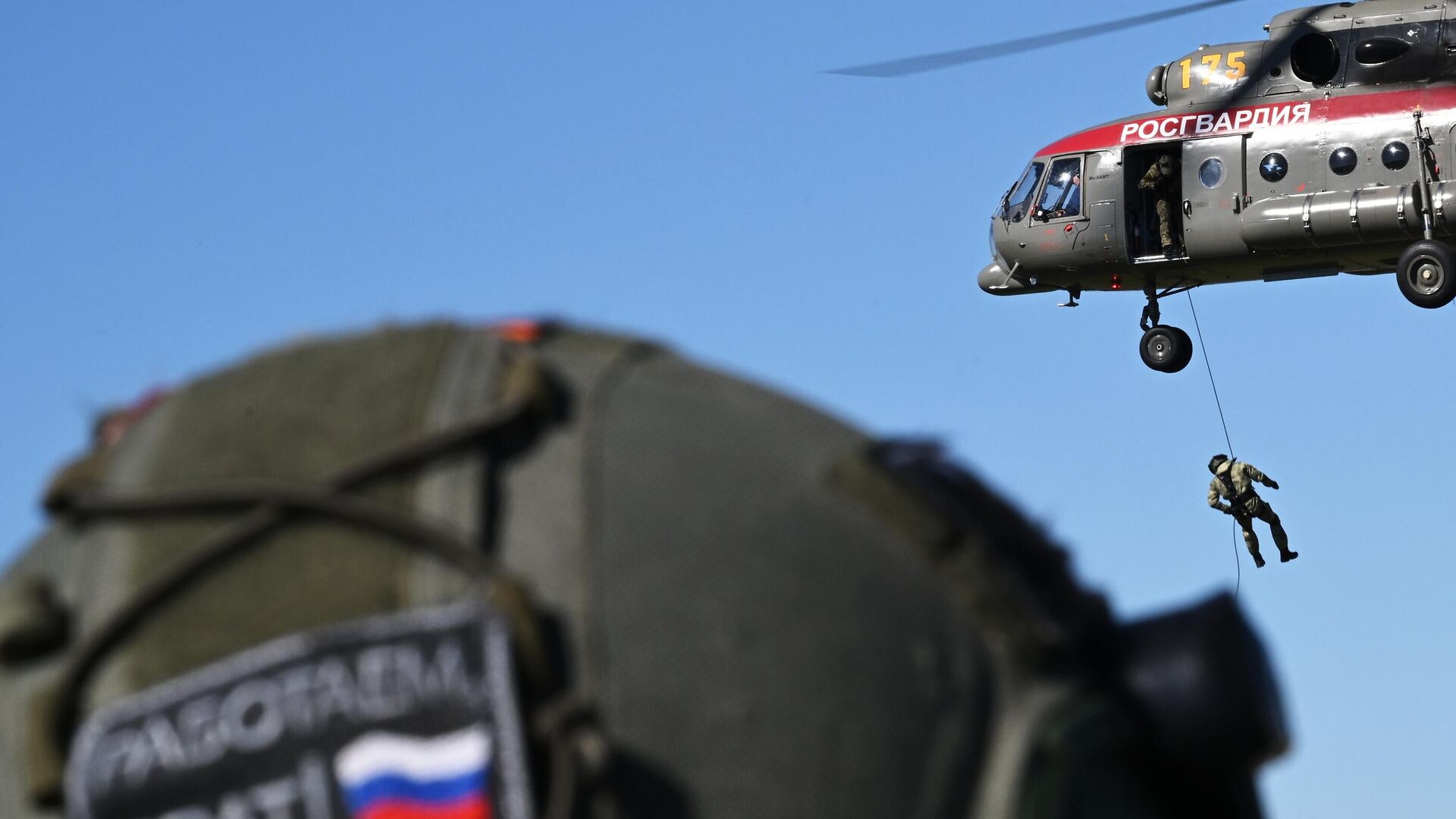 Занятия спецназа Росгвардии по беспарашютному десантированию с вертолета - РИА Новости, 1920, 04.09.2025