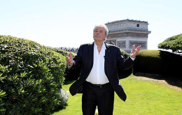 Ален Делон на лужайке