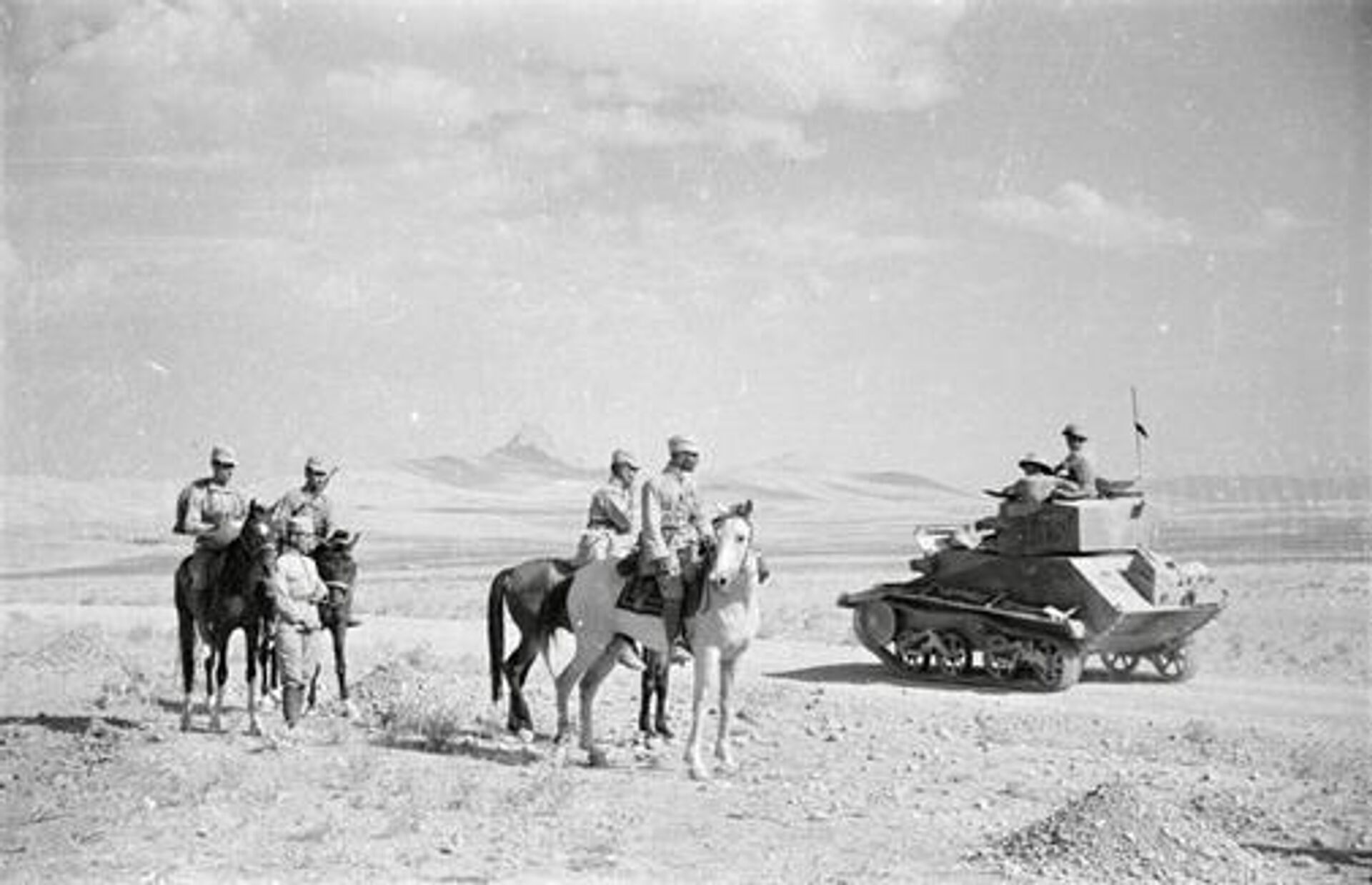 Советские кавалеристы и британский танк в Иране, август 1941 года - РИА Новости, 1920, 25.08.2024