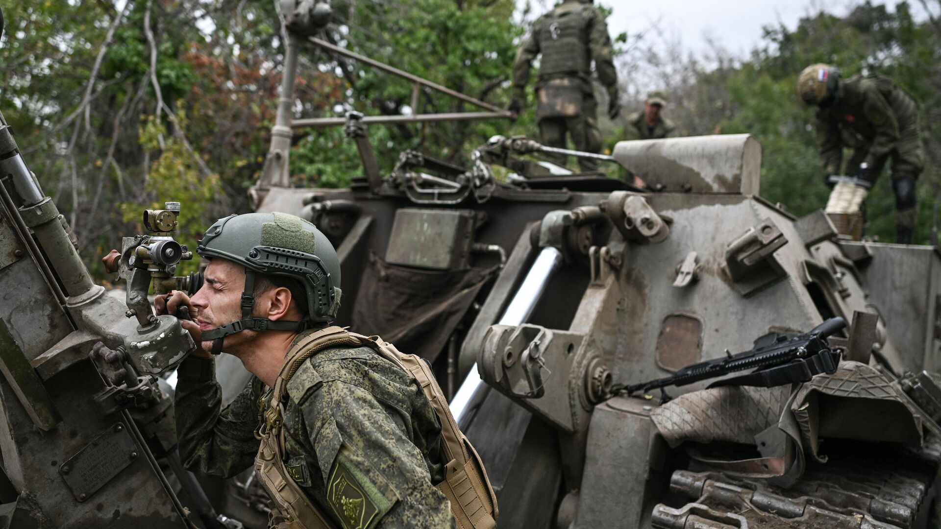 Работа военнослужащих 17-й гвардейской артиллерийской бригады 3 армейского корпуса на 240-мм самоходном миномете 2с4 Тюльпан в зоне проведения специальной военной операции - РИА Новости, 1920, 18.09.2024