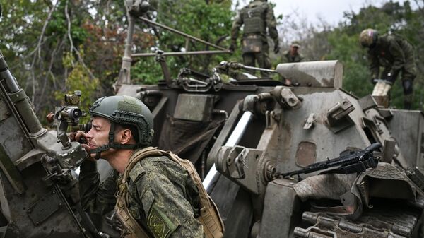 Работа военнослужащих 17-й гвардейской артиллерийской бригады 3 армейского корпуса на 240-мм самоходном миномете 2с4 Тюльпан в зоне проведения специальной военной операции