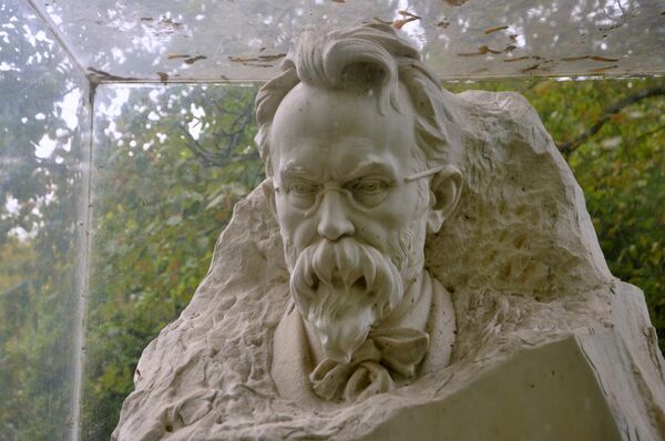 Памятник Владимиру Вернадскому на Новодевичьем кладбище 