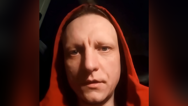 Скриншот РИА новости. Автослесарь из Петербурга