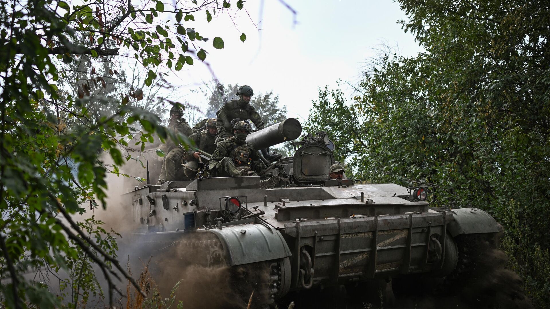 самоходный миномет 2с4 Тюльпан, военнослужащие РФ самоходный миномет 2с4 Тюльпан, военнослужащие РФ - РИА Новости, 1920, 29.04.2025