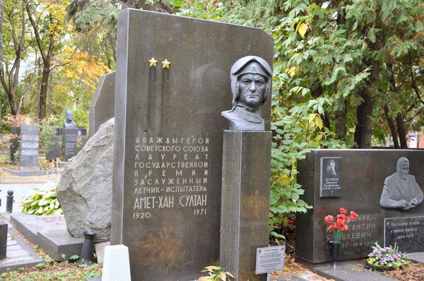 Памятник Амет-хану Султану на Новодевичьем кладбище