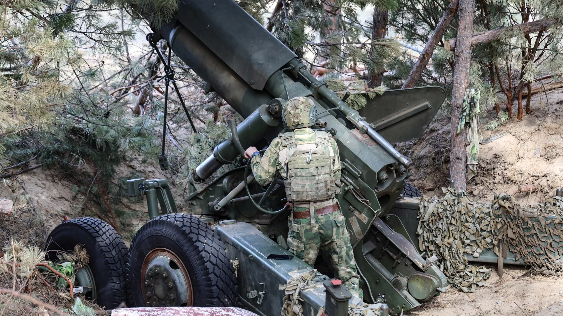 Боевая работа наводчика орудия Гиацинт-Б ВС РФ в Херсонской области. - РИА Новости, 1920, 24.10.2024