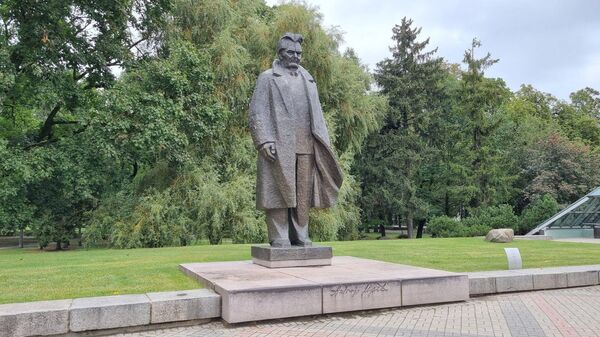 Памятник писателю Андрею Упиту у Дома конгрессов в Риге