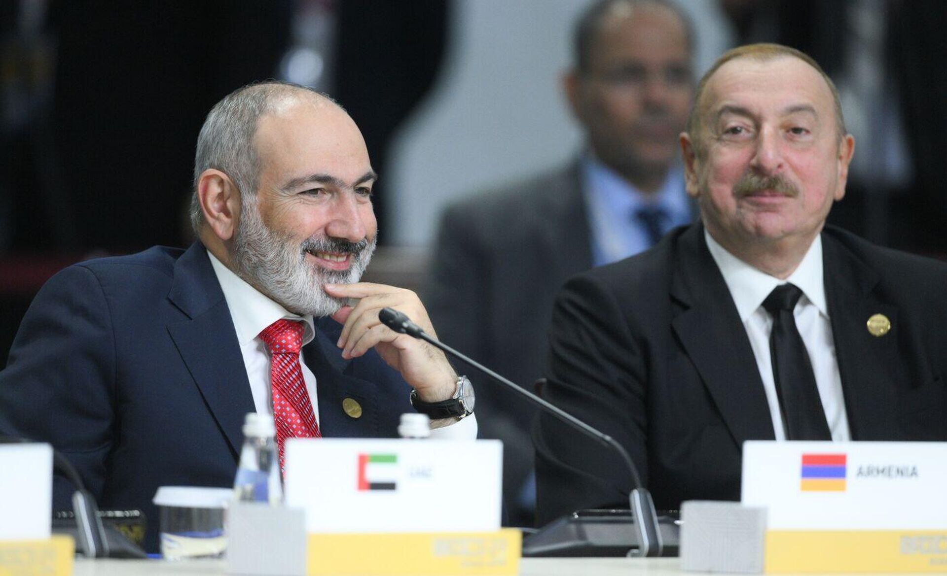Фотохост-агентство brics-russia2024.ru, Премьер-министр Армении Никол Пашинян (слева) и президент Азербайджана Ильхам Алиев на пленарном заседании XVI саммита БРИКС в формате аутрич  - РИА Новости, 1920, 25.10.2024