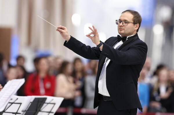 Прибытие глав делегаций – участников XVI саммита БРИКС. На фото дирижер Ильяс Камалов.