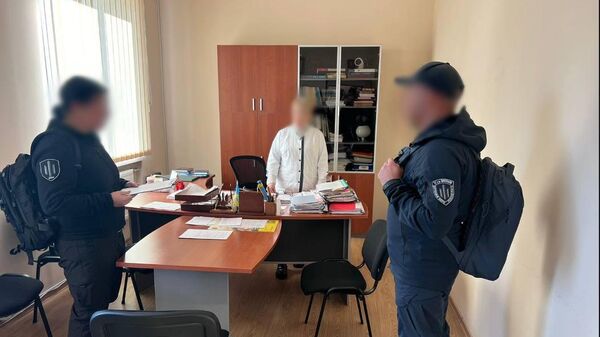 врач в Одессе при задержании за помощь уклонистам и дезертирам (октябрь 2024)