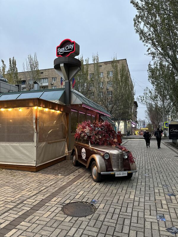 Донецк. Автомобиль в осенних цветах