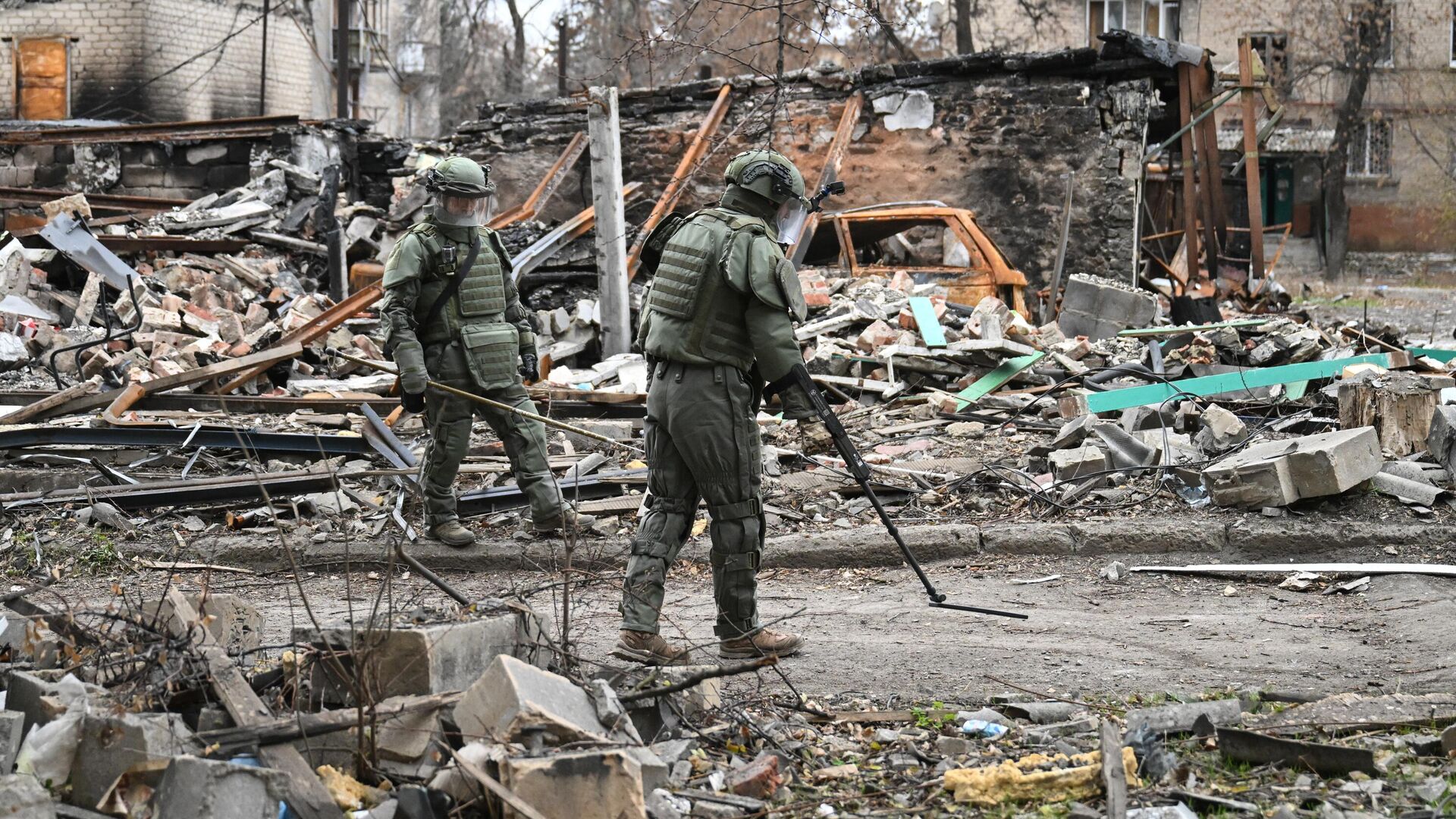 Разминирование Селидово в ДНР 91-м инженерно-саперным полком группировки войск Центр - РИА Новости, 1920, 20.11.2024