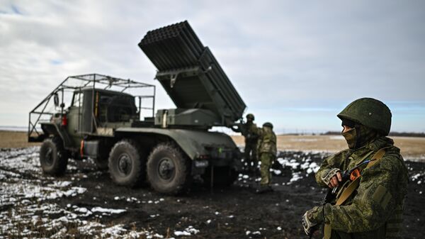 Военнослужащие реактивной артиллерийской батареи РСЗО БМ-21 Град 44-го армейского корпуса группировки войск Север