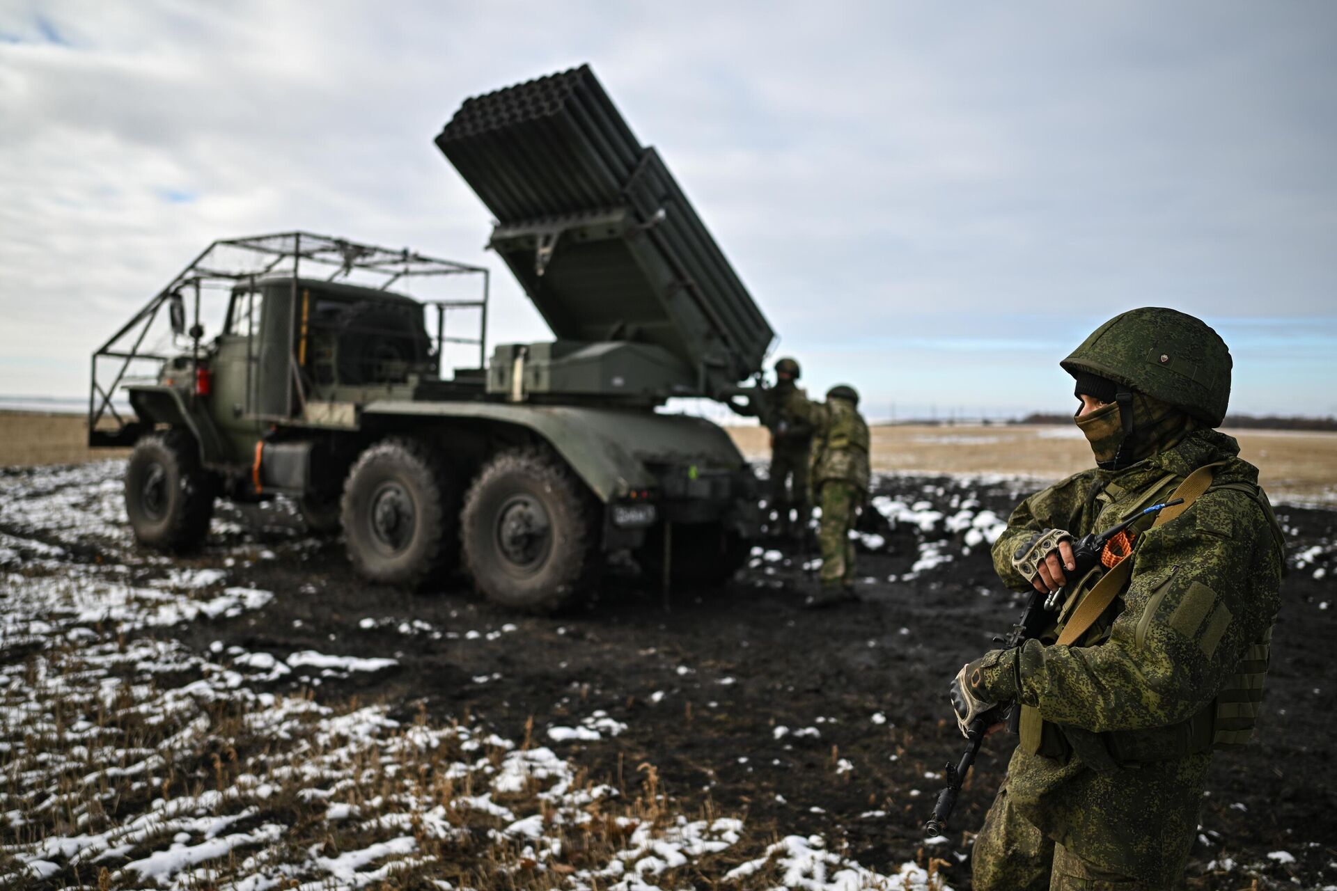 Военнослужащие реактивной артиллерийской батареи РСЗО БМ-21 Град 44-го армейского корпуса группировки войск Север - РИА Новости, 1920, 19.11.2024